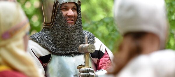 Каля 30 рэканструктараў прыехалі ў Гомель аднавіць атмасферу паходнага намёту, рыштунку і побыту, характэрных для мяжы ХIV-ХV стагоддзяў. Галоўная мэта акцыі - прыцягнуць увагу да гісторыі і вучобы на гістарычным факультэце ГДУ імя Ф. Скарыны. Каля 30 рэканструктараў прыехалі ў Гомель аднавіць атмасферу паходнага намёту, рыштунку і побыту, характэрных для мяжы ХIV-ХV стагоддзяў. Галоўная мэта акцыі - прыцягнуць увагу да гісторыі і вучобы на гістарычным факультэце ГДУ імя Ф. Скарыны. - Sputnik Беларусь