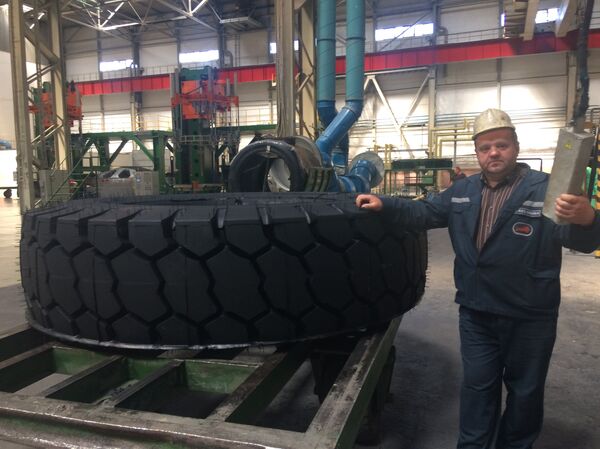 В цеху по производству крупногабаритных шин - Sputnik Беларусь