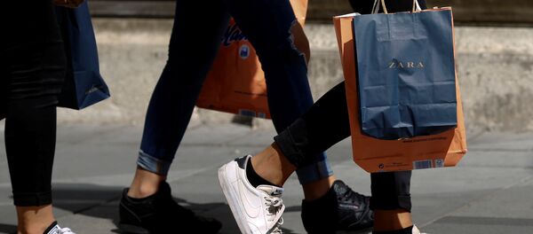 Женщина с пакетом Zara, архивное фото - Sputnik Беларусь