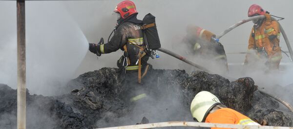 Сотрудники МЧС ликвидируют пожар на территории БелВТИ - Sputnik Беларусь