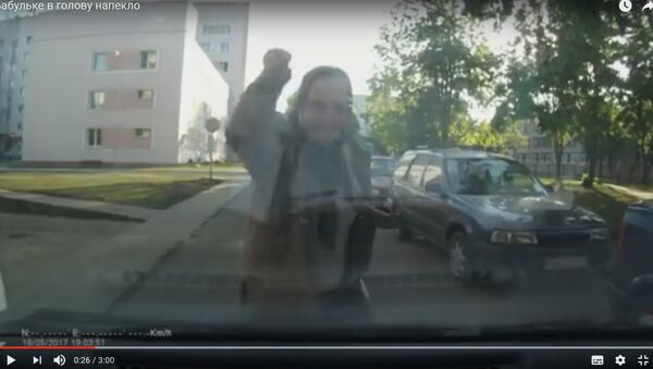 Пенсионерка набросилась с кулаками на автомобиль в Серебрянке - Sputnik Беларусь