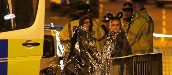 Зрители концерта Арианы Гранде на стадионе Манчестер Арена, во время которого произошел взрыв - Sputnik Беларусь