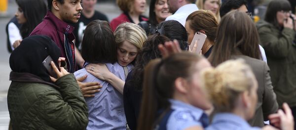 Люди возле стадиона в Манчестере - Sputnik Беларусь