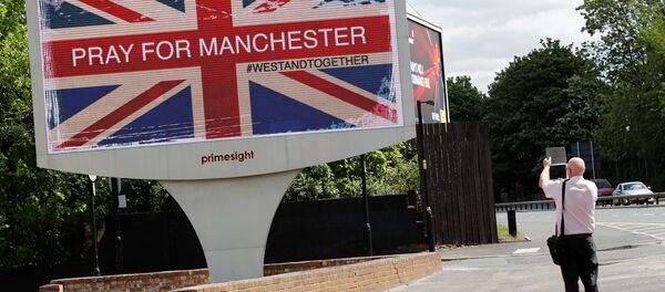 Вывеска Молимся за Манчестер после теракта в городе - Sputnik Беларусь