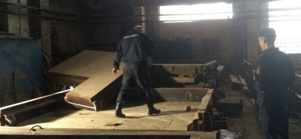 Эксперты ГКСЭ на месте происшествия на предприятии МАПИДа - Sputnik Беларусь