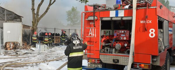 Пожарные тушат пожар  - Sputnik Беларусь
