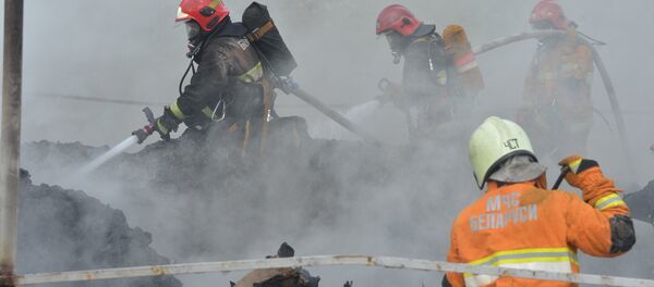 Пожарные тушат пожар - Sputnik Беларусь