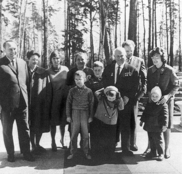Редактор Известий Алексей Аджубей (слева), зять Хрущева, в ту пору был на вершине могущества, его называли теневым министром иностранных дел Редактор Известий Алексей Аджубей (слева), зять Хрущева, в ту пору был на вершине могущества, его называли теневым министром иностранных дел - Sputnik Беларусь