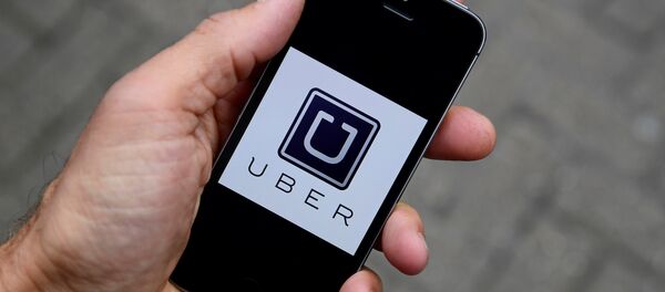 Приложение Uber в смартфоне, архивное фото - Sputnik Беларусь