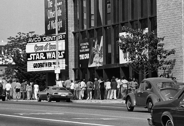 На этом фото 1977 года посетители кинотеатра Avco Center в Лос-Анджелесе ожидают в очереди, чтобы посмотреть Звездные войны. Легендарный фильм вышел на экраны 25 мая. - Sputnik Беларусь