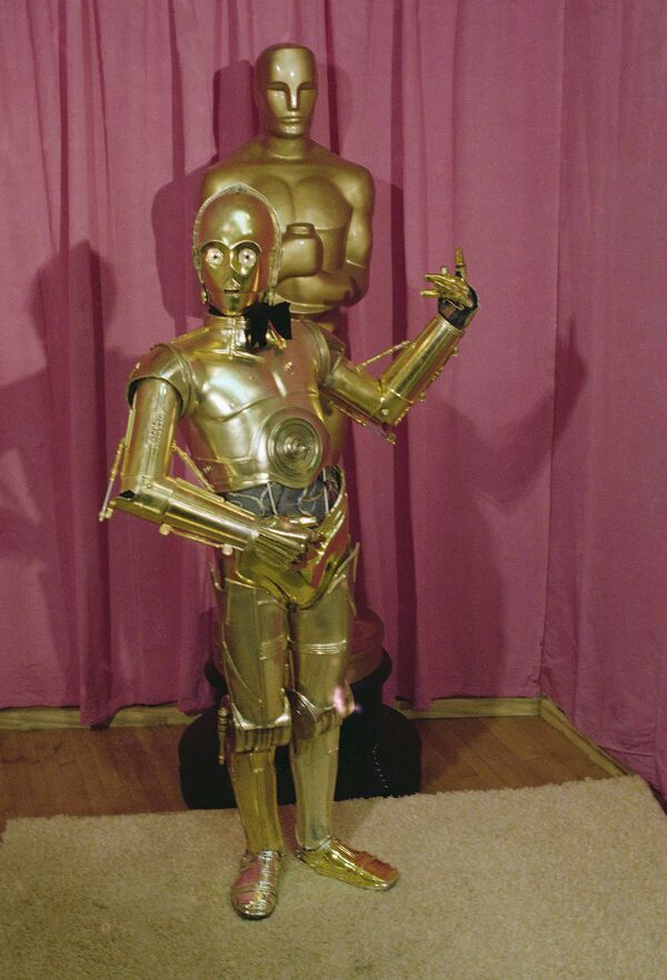 И вот C-3PO уже на Оскаре. Фильм был номинирован на премию в номинациях Лучший фильм года, Лучшая режиссура, Лучший оригинальный сценарий, Лучшая мужская роль второго плана. - Sputnik Беларусь