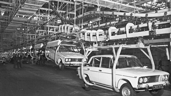 Автомобили ВАЗ-2103 на конвейере завода в Тольятти, архивное фото - Sputnik Беларусь
