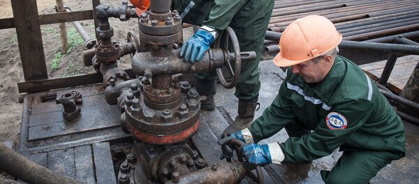 Добыча нефти, архивное фото Добыча нефти, архивное фото - Sputnik Беларусь