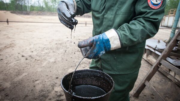 Добыча нефти, архивное фото - Sputnik Беларусь