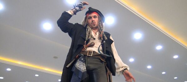 Прэм'ера пятых Піратаў у Мінску: аркестр, папугай і дуэлі Прэм'ера пятых Піратаў у Мінску: аркестр, папугай і дуэлі - Sputnik Беларусь