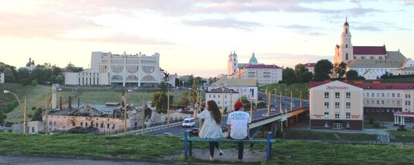 З пляцоўкі ў скверы па вуліцы Дарвіна адкрываецца самы прыгожы від на Гродна З пляцоўкі ў скверы па вуліцы Дарвіна адкрываецца самы прыгожы від на Гродна - Sputnik Беларусь