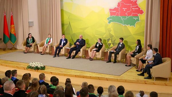 Встреча президента Александра Лукашенко со школьниками - Sputnik Беларусь