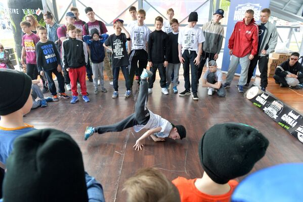 Юные танцоры состязаются в нижнем брейк-дансе - Sputnik Беларусь