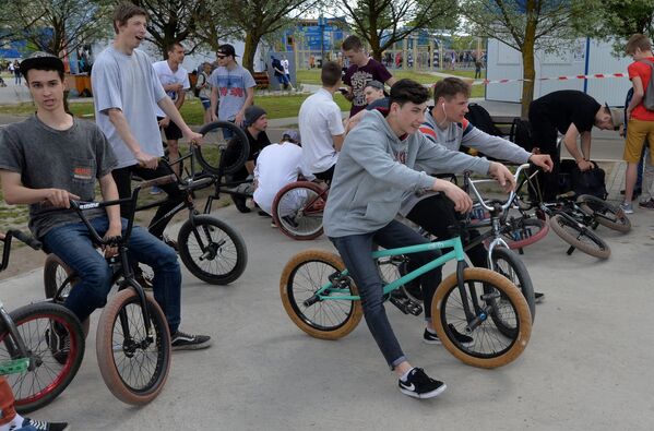 Велосипедисты наблюдают за выступлением конкурентов - Sputnik Беларусь