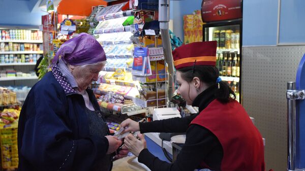 По словам продавцов, пожилые люди часто вынуждены откладывать что-то из продуктов, так как им не хватает денег - Sputnik Беларусь