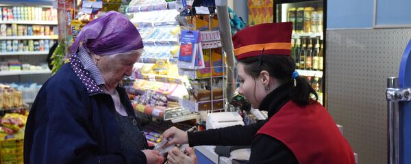 По словам продавцов, пожилые люди часто вынуждены откладывать что-то из продуктов, так как им не хватает денег - Sputnik Беларусь