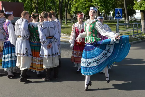 Артисты ансамбля танца Белая Русь готовятся к выступлению перед тракторостроителями Артисты ансамбля танца Белая Русь готовятся к выступлению перед тракторостроителями - Sputnik Беларусь