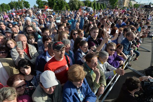 Гости праздника спешат занять места поближе к сцене - Sputnik Беларусь