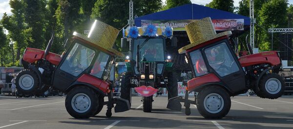 Тракторный балет Тракторный балет - Sputnik Беларусь