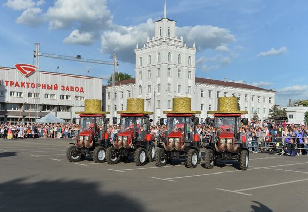 Где еще можно увидеть трактор с усами и шляпой? - Sputnik Беларусь