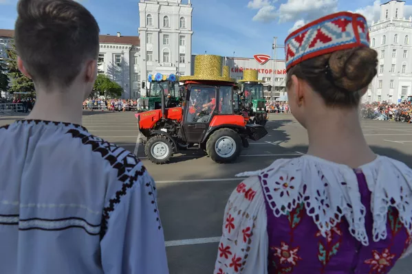 Танцующие тракторы приковали к себе взгляды зрителей. Танцующие тракторы приковали к себе взгляды зрителей. - Sputnik Беларусь