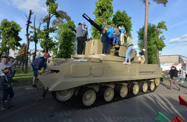 Шасси для знаменитого зенитного пушечно-ракетного комплекса Тунгуска тоже выпускались на Минском тракторном заводе. Шасси для знаменитого зенитного пушечно-ракетного комплекса Тунгуска тоже выпускались на Минском тракторном заводе. - Sputnik Беларусь