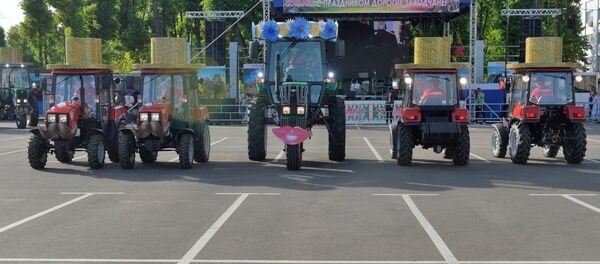 Тракторы исполнили танец маленьких лебедей на дне рождения МТЗ - Sputnik Беларусь