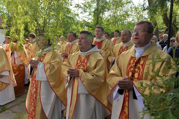 Торжественное богослужение возле костела Святой Троицы перед началом процессии - Sputnik Беларусь