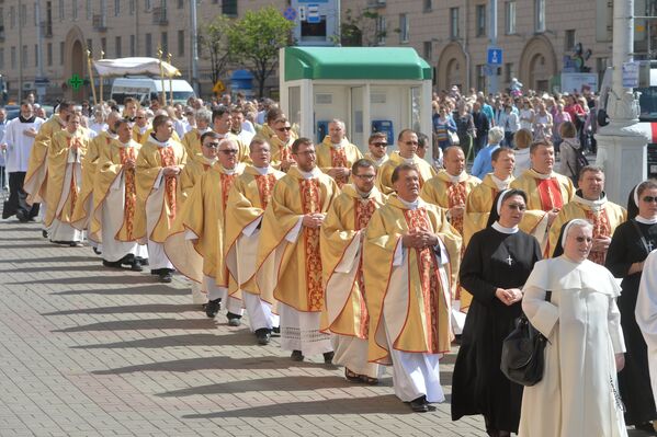 Традиционно католический праздник собирает тысячи верующих - Sputnik Беларусь