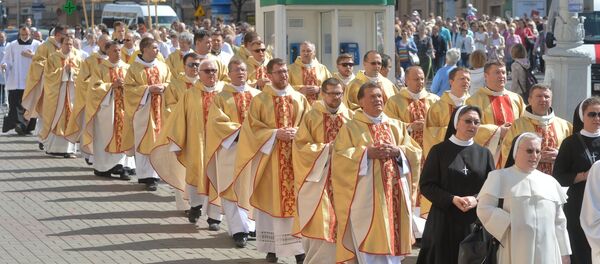 Традиционно католический праздник собирает тысячи верующих Традиционно католический праздник собирает тысячи верующих - Sputnik Беларусь