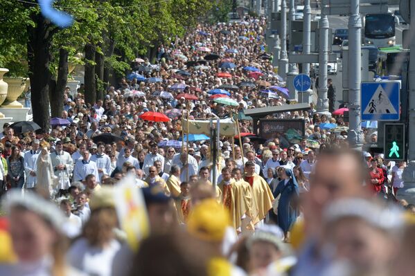 В процессии приняли участие тысячи верующих - Sputnik Беларусь