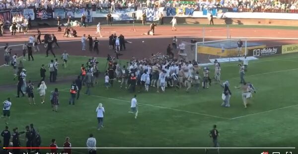ОМОН задержал фанатов брестского Динамо, видео - Sputnik Беларусь