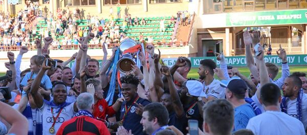 Футболисты брестского Динамо празднуют победу в Кубке Беларуси - Sputnik Беларусь