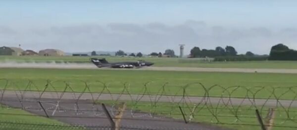 Видеофакт: раритетный истребитель сел на брюхо в Великобритании - Sputnik Беларусь