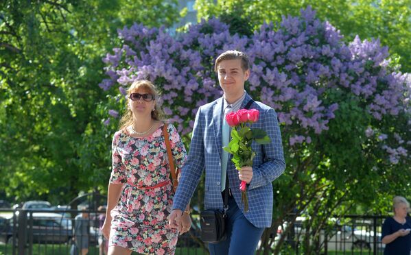 Традиционно выпускники приходят на последний звонок с родителями - Sputnik Беларусь