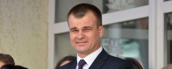 Министр юстиции Беларуси Олег Слижевский пришел на торжественную линейку к сыну Эрнесту в гимназию №12. - Sputnik Беларусь