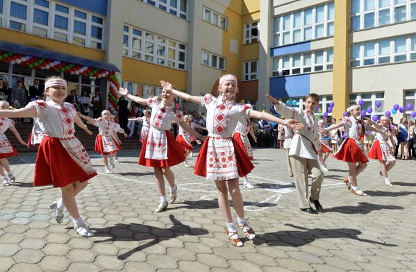 Ученики младших классов устроили для выпускников гимназии небольшой концерт - Sputnik Беларусь