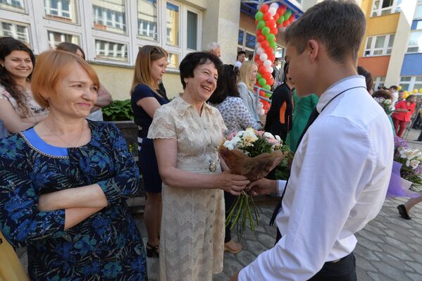 Выпускники поздравили цветами своих первых учителей - Sputnik Беларусь
