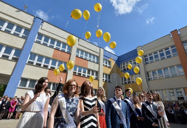 Воздушные шарики на последнем звонке символизирует переход вчерашних школьников во взрослую жизнь - Sputnik Беларусь