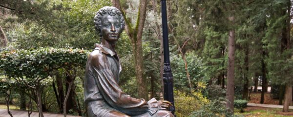 Помнік паэту Аляксандру Сяргеевічу Пушкіну ў Гурзуфе Помнік паэту Аляксандру Сяргеевічу Пушкіну ў Гурзуфе - Sputnik Беларусь