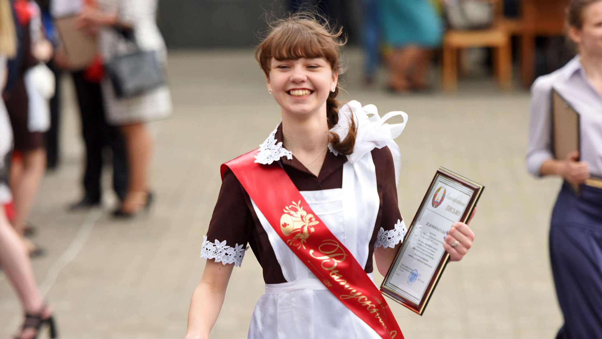 Выпускнике школы или выпускника школы. Выпускники школы. Выпускник и выпускница. Выпускники школы. Последний звонок выпускники.