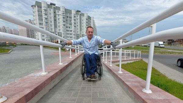Александр остался доволен, как сделан пандус у 40-й поликлиники - Sputnik Беларусь