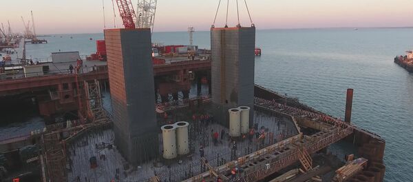 На стройке моста в Крым начали сооружать тела фарватерных опор - Sputnik Беларусь