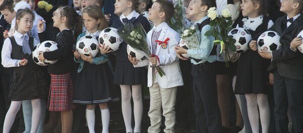 Акцыя Падары дзіцяці футбольны мяч - Sputnik Беларусь