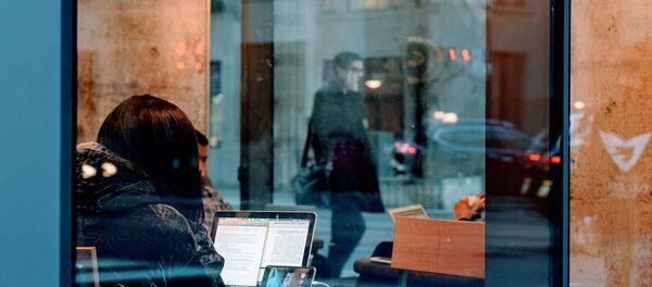 Девушка общается в интернете - Sputnik Беларусь